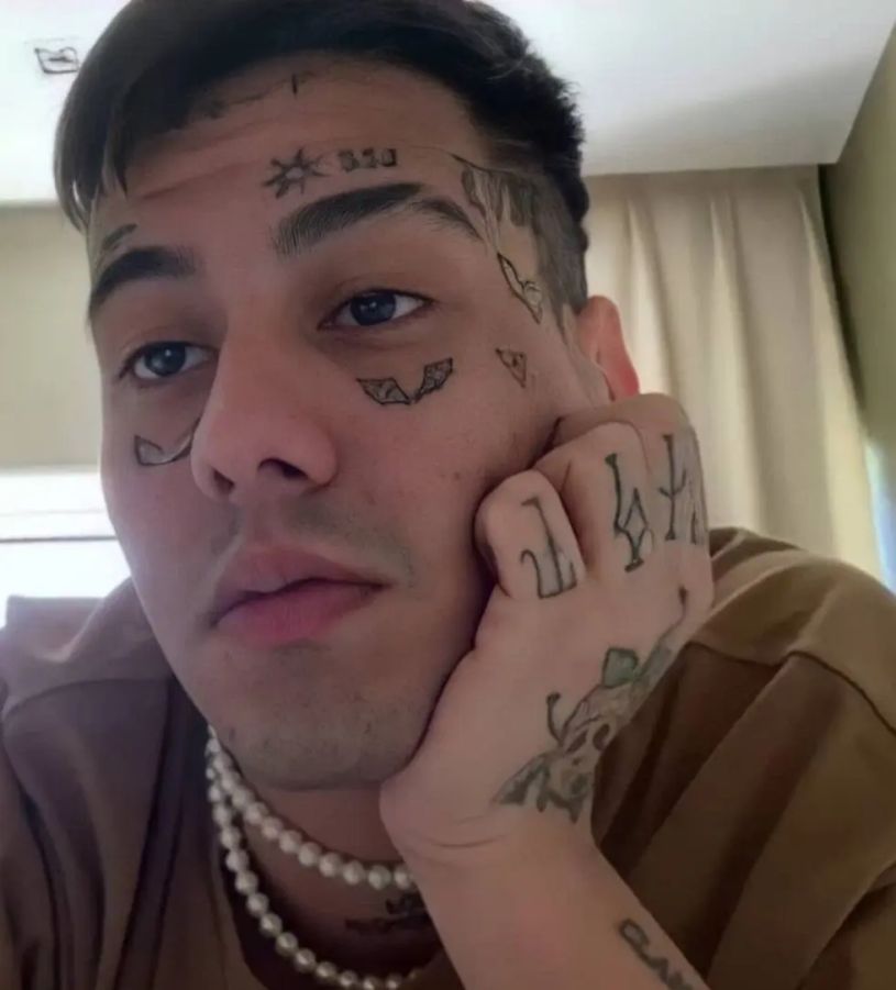Denunciaron a Duki por usar un tatuaje en su merchandising
