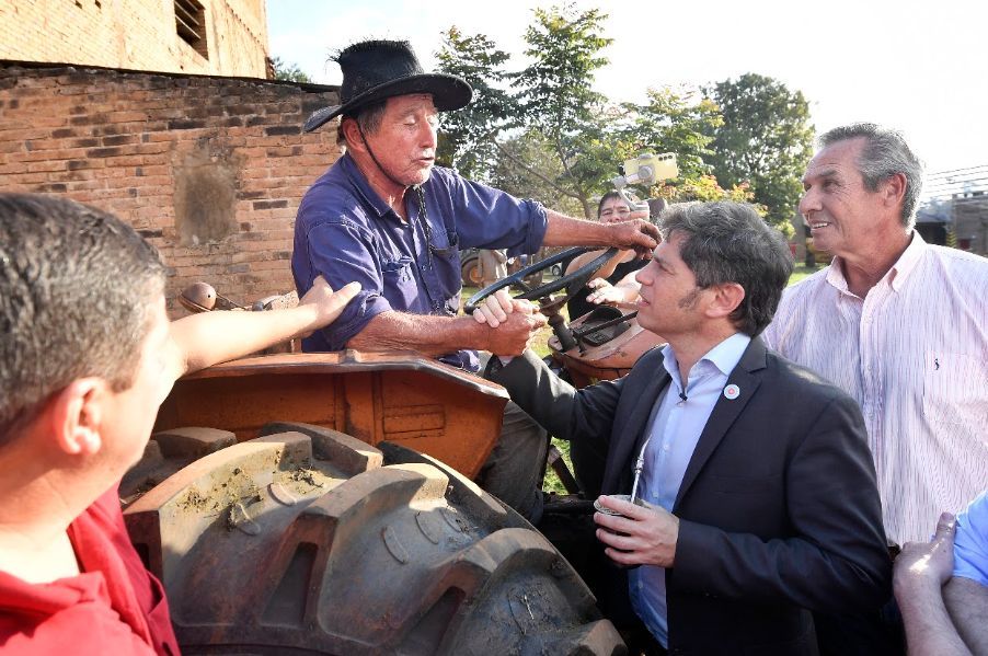 Con la provincia golpeada, Kicillof se fue a hacer campaña a Misiones