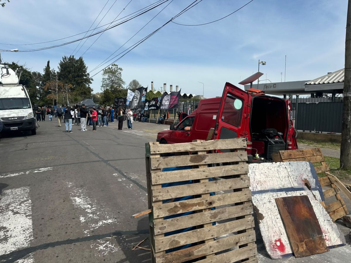 Despedidos de FATE resisten la orden de desalojo y piden que intervenga Kicillof