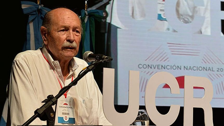 El radicalismo crítico hace leña del árbol caído