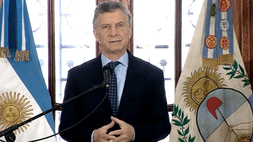 Con la mira en el balotaje, Macri se abrazó a San Martín para pegarles a los K