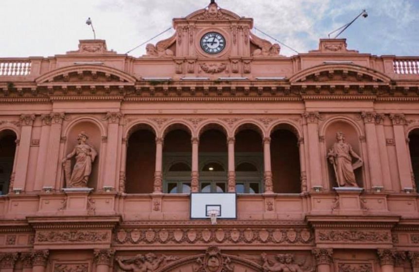 Furia en Twitter: a 43 años de La Noche de los Lápices colgaron un aro de básquet en la Rosada