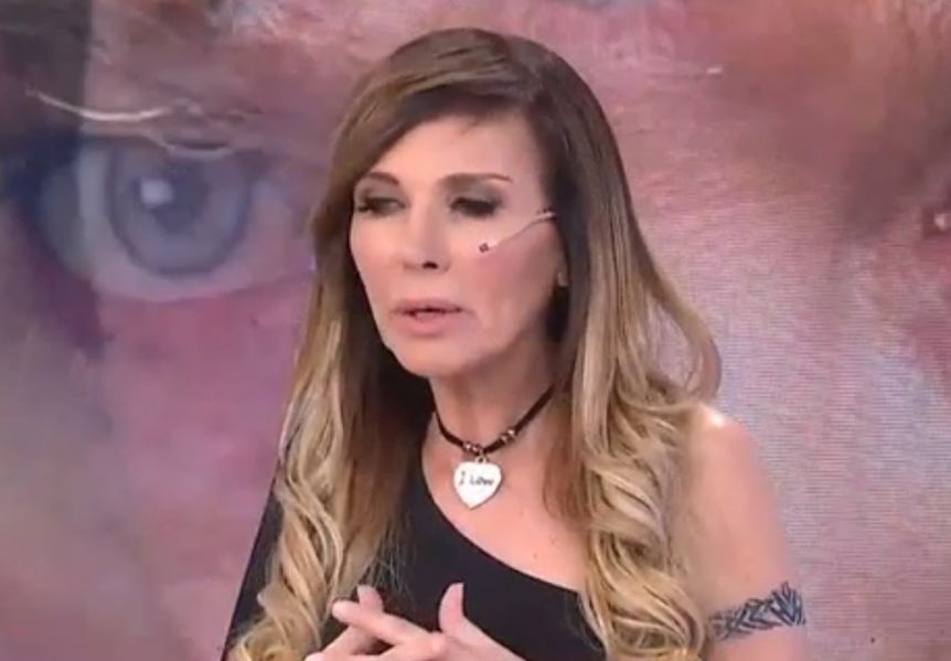 Tras confirmar su separación de Javier Milei, la cantante Daniela se desmayó
