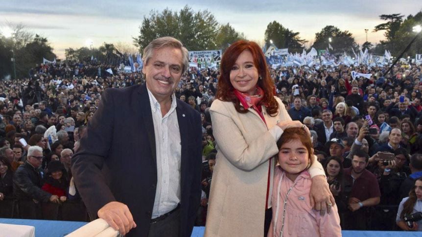 Contundente: las últimas cinco encuestas muestran que los Fernández superan los 50 puntos
