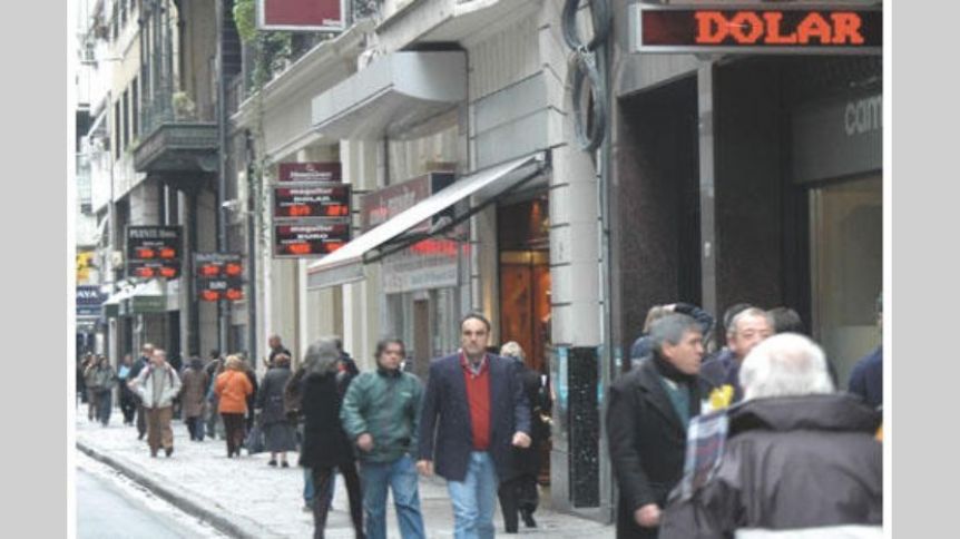 El BCRA quemó reservas para frenar un dólar que tocó los 65 pesos en bancos