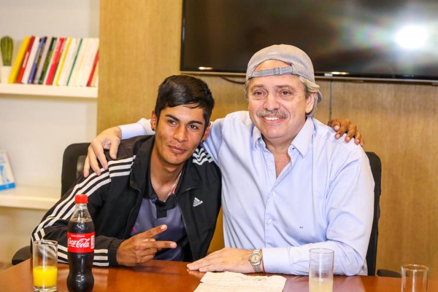 Alberto recibió a Brian, el joven discriminado cuando fiscalizaba en las elecciones del domingo