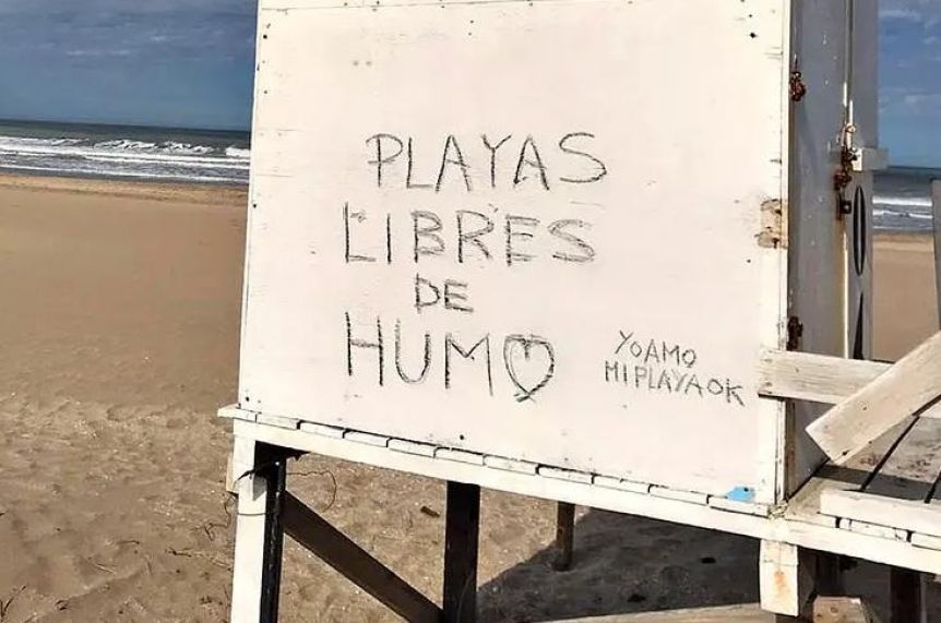 Sin colillas: prohíben fumar en una playa de la costa atlántica para evitar la contaminación