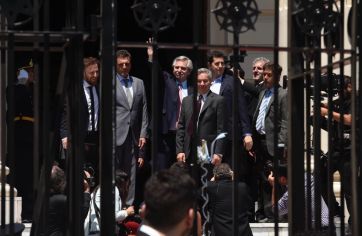 El color de la asunción: León y Andrés, la corbata, invitados y el agosto de los vendedores