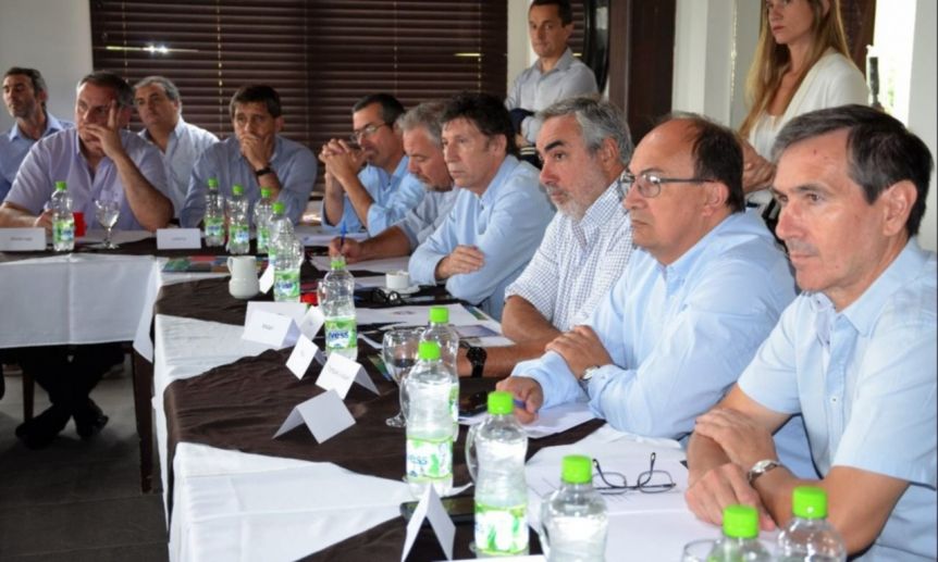 Con varios municipios en llamas, intendentes radicales se reúnen hoy con la ministra de Gobierno