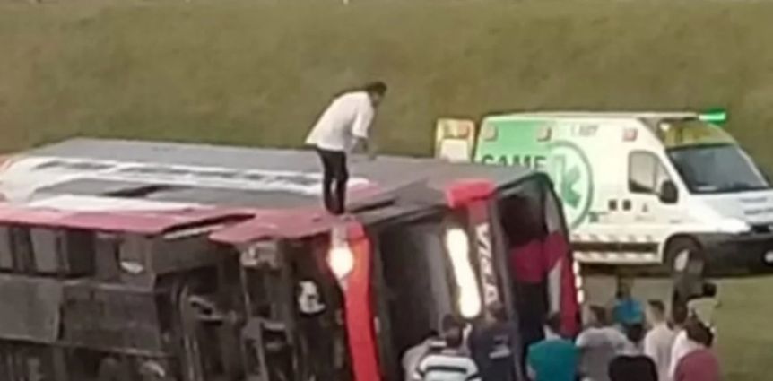 Volcó un micro de dos pisos: dos muertos y al menos 13 heridos