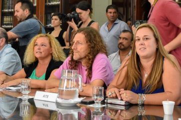 Primer revés para el gobierno en la paritaria: ofreció dos bonos, pero los estatales dijeron que no