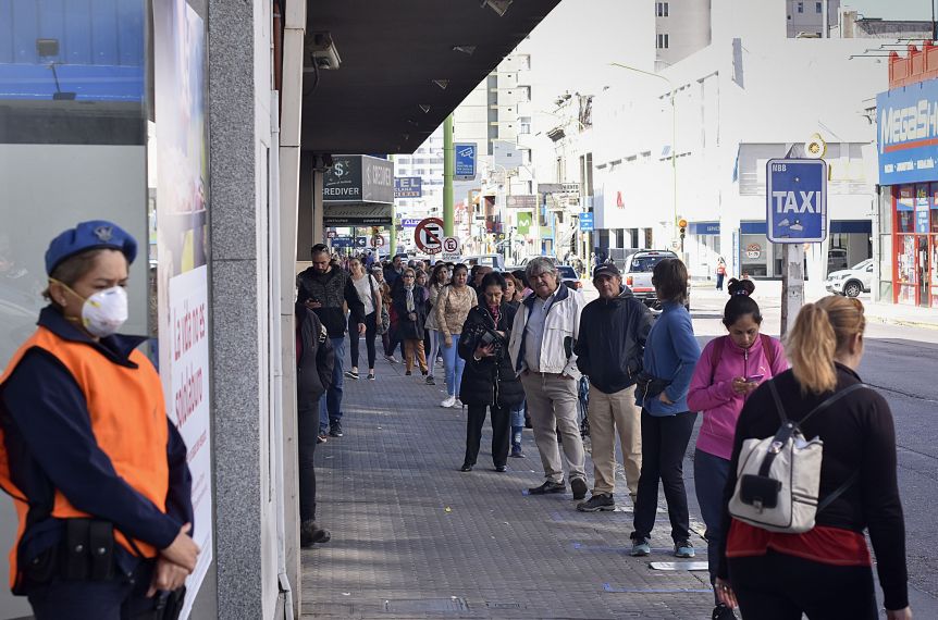 Tras una primera jornada caótica, los bancos vuelven a abrir sus puertas