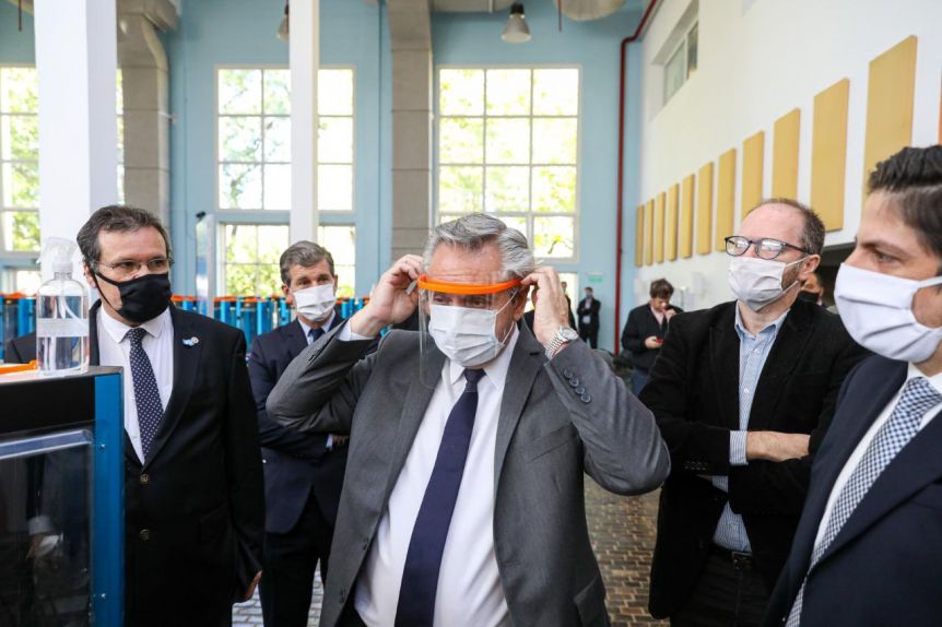 Alberto supervisó la fabricación de máscaras de protección contra el coronavirus