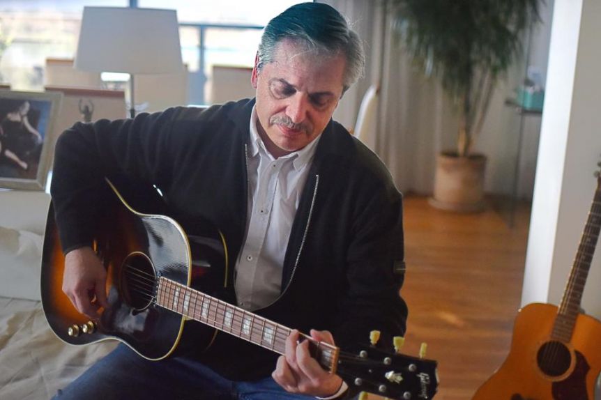 En modo adolescente, Alberto agarró la guitarra