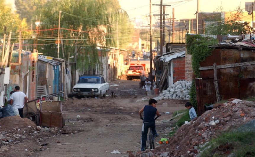 Kicillof recibe créditos por U$S 200 millones para urbanizar villas del Conurbano