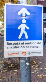 Nada de cruces: implementan la mano única de circulación en las veredas