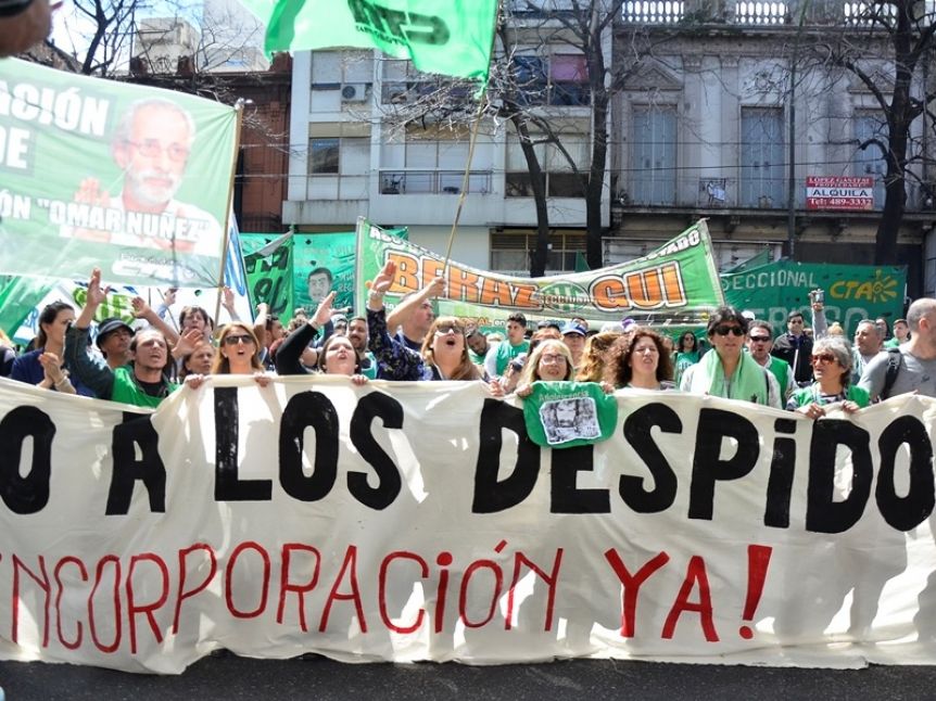 Fuerte reclamo en el ministerio de Educación para que reincorporen a los despedidos