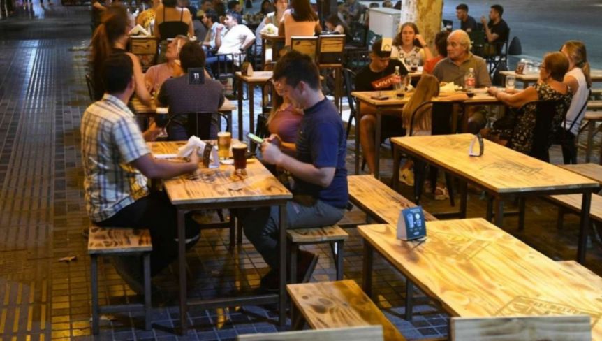 De a cuatro o más, en distrito radical ya pueden ir a bares y restaurantes
