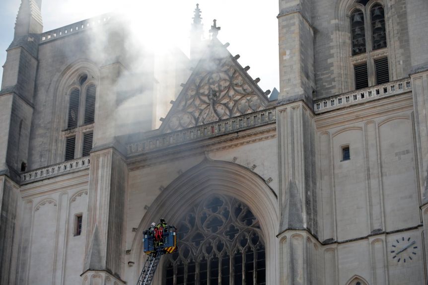 Decenas de bomberos lograron controlar un incendio en la catedral de Nantes