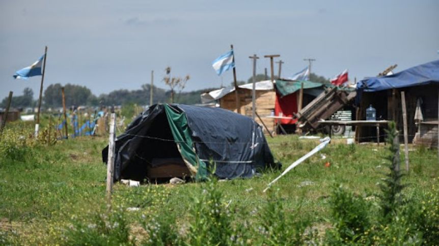 Con el aval de Garro, las usurpaciones de terrenos llegaron a la Legislatura