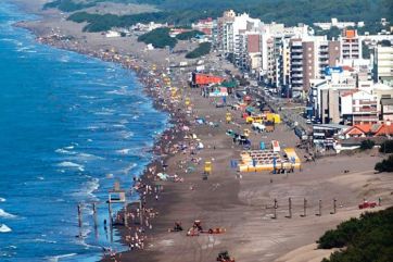 A la playa con barbijo