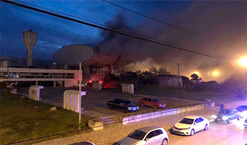 Un voraz incendio destruyó el edificio del casino de Necochea