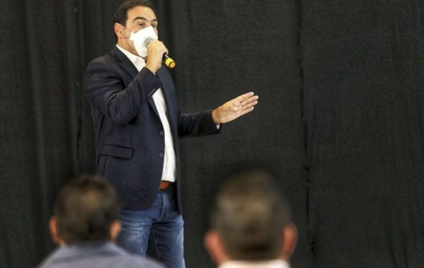 Alerta: otro gobernador aislado por un caso positivo en su gabinete