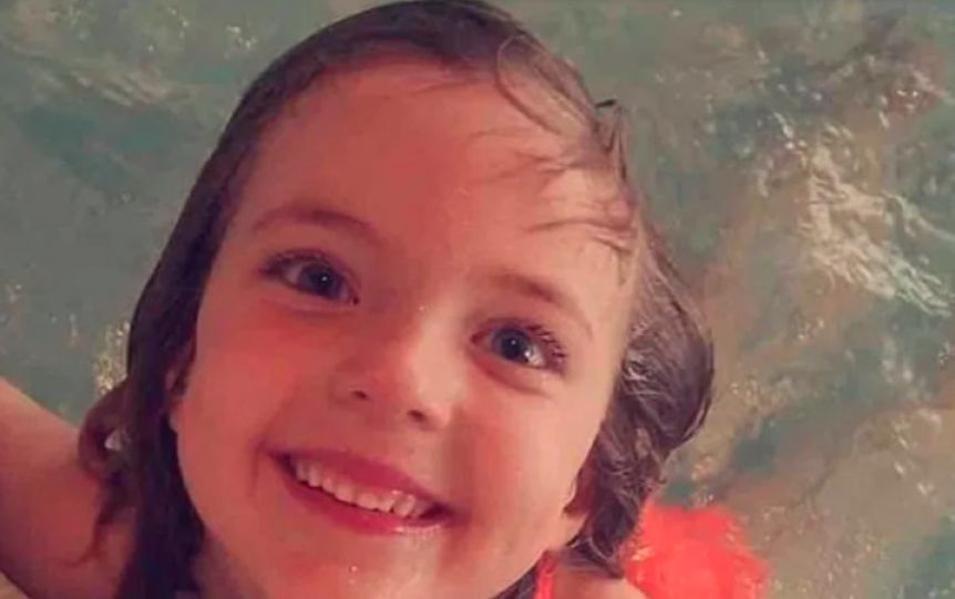 Una nena de 8 años murió tras ser castigada por hacerse pis en la cama