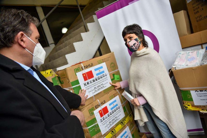 Lavarropas, cien mil barbijos y jabón para la ropa: qué donaron las empresas a la Provincia