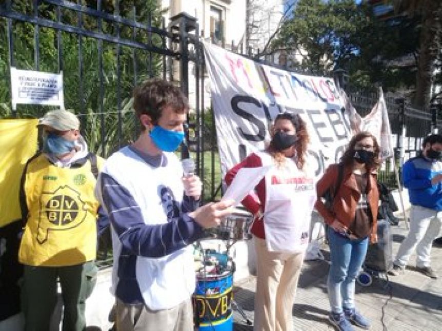 Despedidos de Educación hicieron sentir su reclamo en la capital provincial
