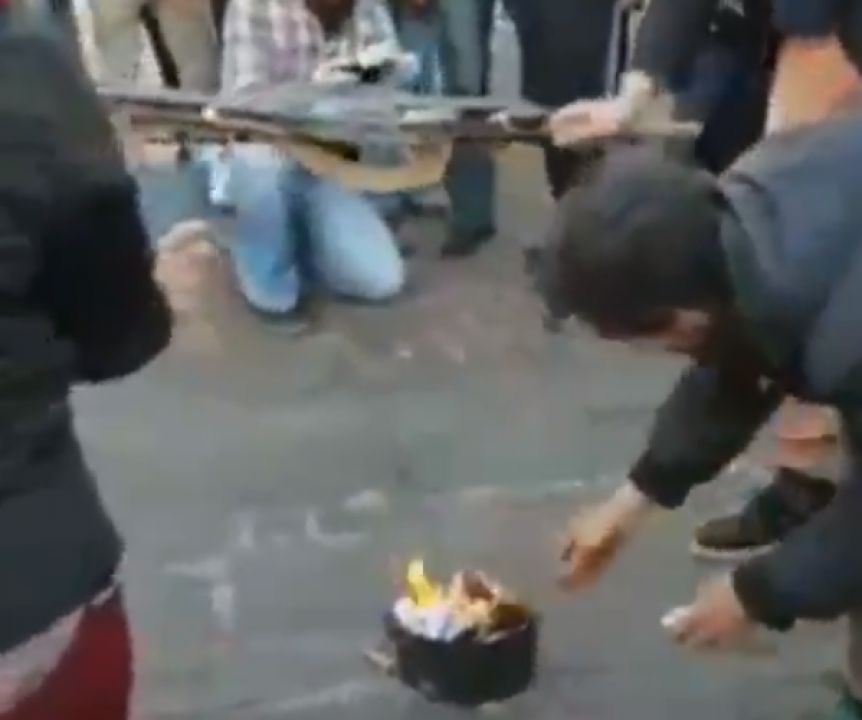 De no creer: los terapistas no dan más y los anticuarentena queman barbijos en el Obelisco