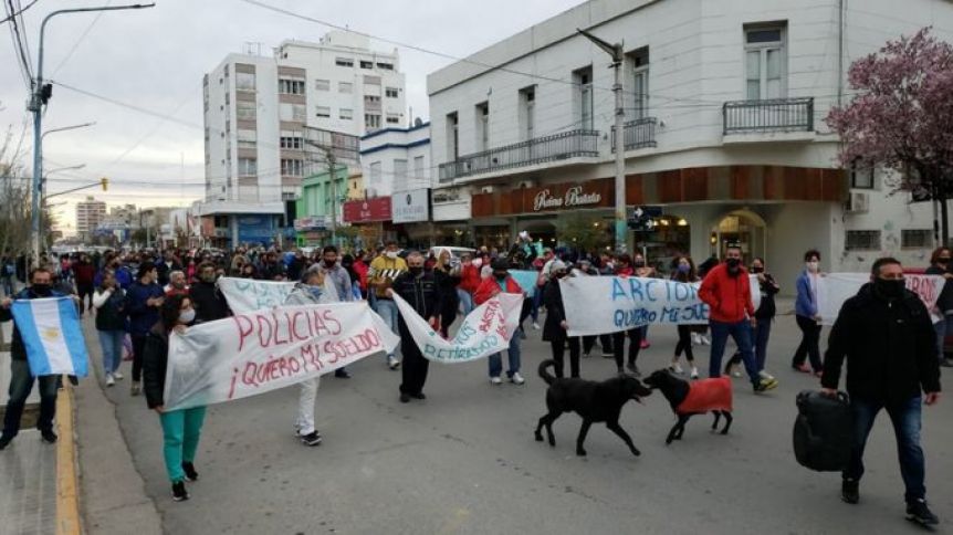 Policías de la Patagonia replican el reclamo bonaerense con marchas y petitorios
