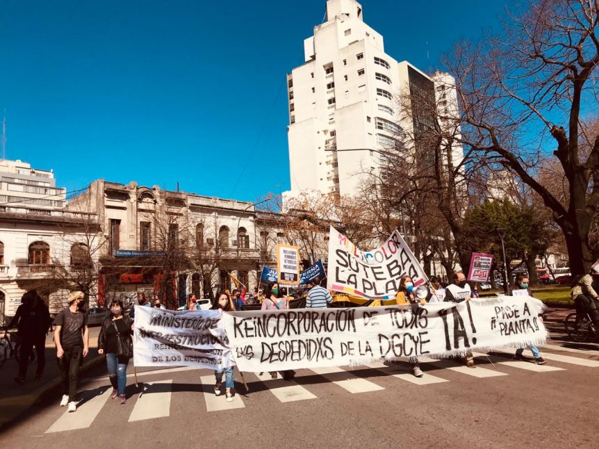 Teléfono para Baradel: docentes y despedidos movilizarán a Educación
