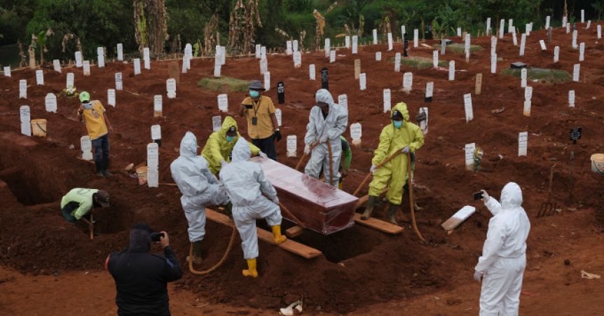 Fueron castigados por no usar tapabocas y debieron cavar tumbas