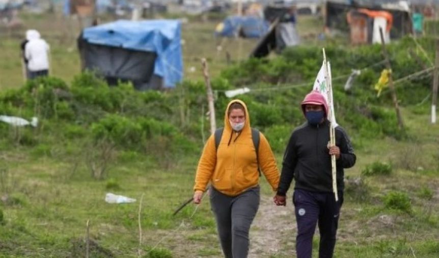 La Justicia retrasa sin fecha el desalojo de la toma de tierras en Guernica