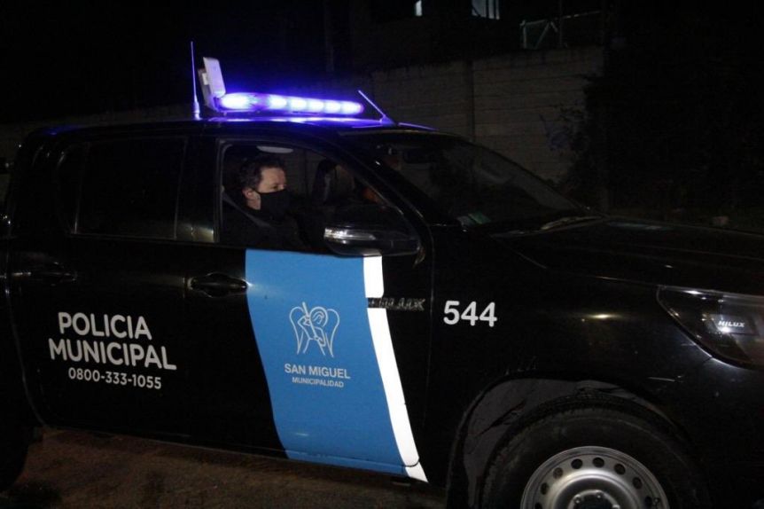 A lo Policías en Acción: intendente recorrió la ciudad en patrullero