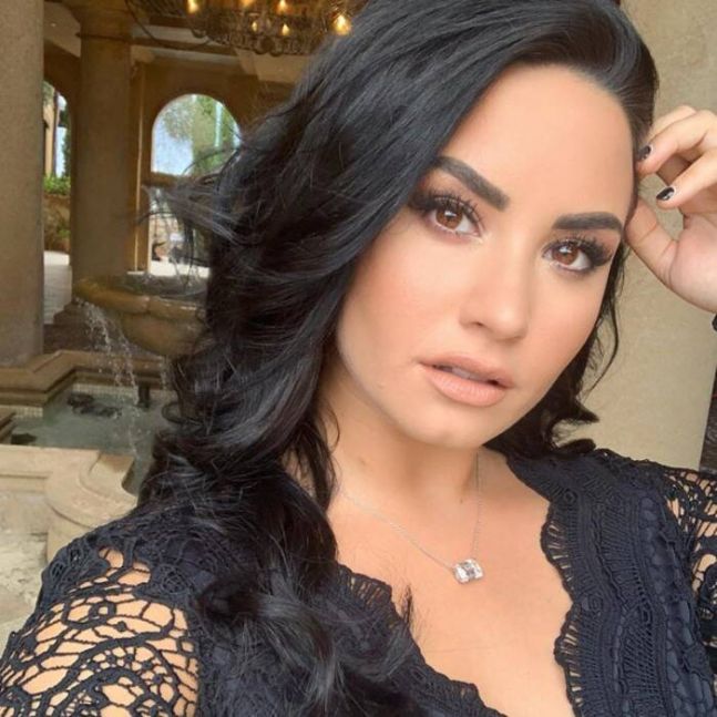Demi Lovato confesó que está orgullosa de sus pechos