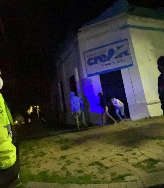 Escándalo en municipio PRO: desbaratan fiesta clandestina en local del FDT