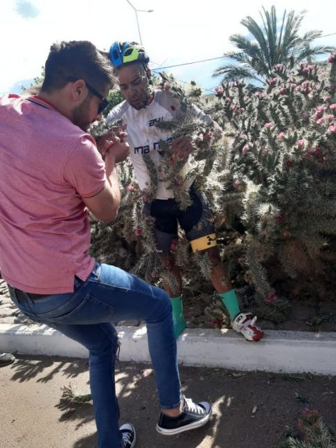 Impactantes imágenes: un ciclista cayó sobre cactus y deberá realizar un tratamiento para que le saquen las espinas
