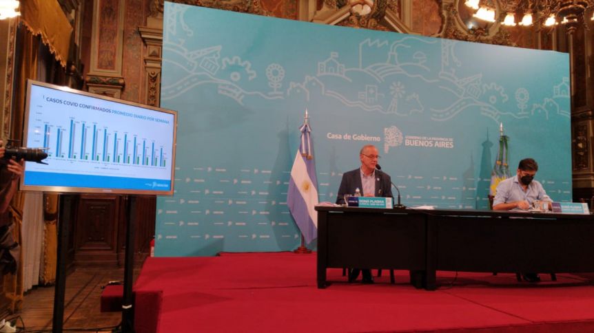 Celebración por tres para la Provincia: bajan los casos en el AMBA, en el interior y se acerca la vacuna