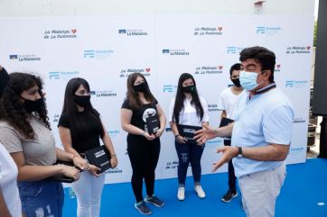 Con duras críticas, Espinoza encabezó entrega de netbooks