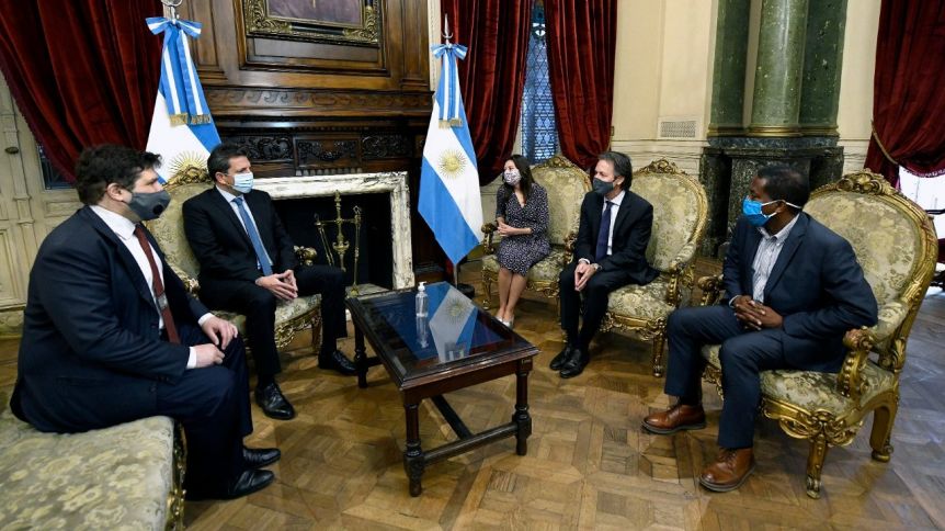 Un miembro del FMI dio positivo y tuvieron que aislar a Guzmán y Massa
