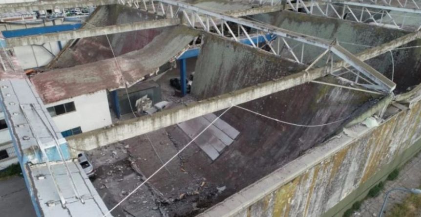 Al filo de la tragedia: se derrumbó el techo de un depósito municipal y causó importantes daños