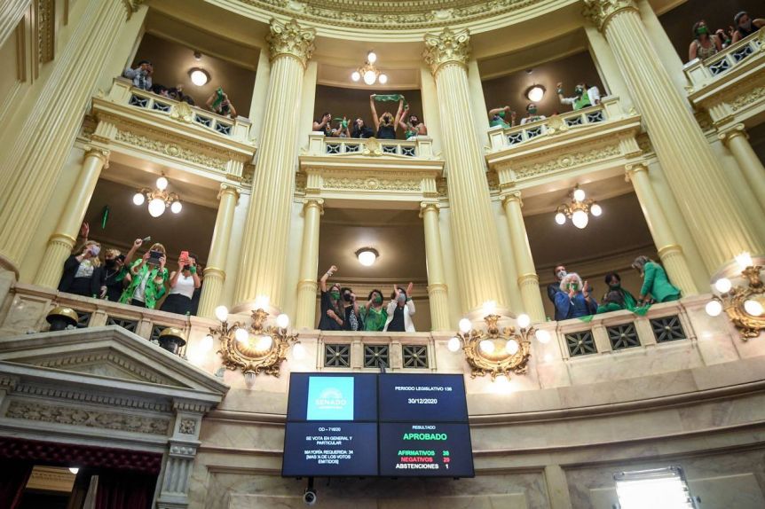 Marea verde: en una histórica sesión el Senado convirtió en ley la legalización del aborto