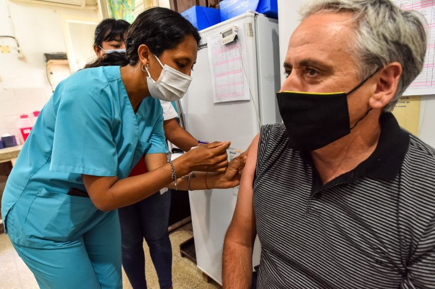 Intendentes oficialistas siguen poniendole el cuerpo a la vacuna rusa