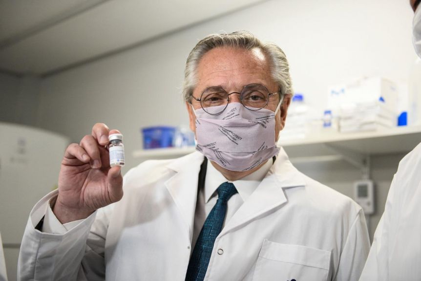 Alberto recorrió los laboratorios donde se desarrolló el suero hiperinmune anti COVID-19