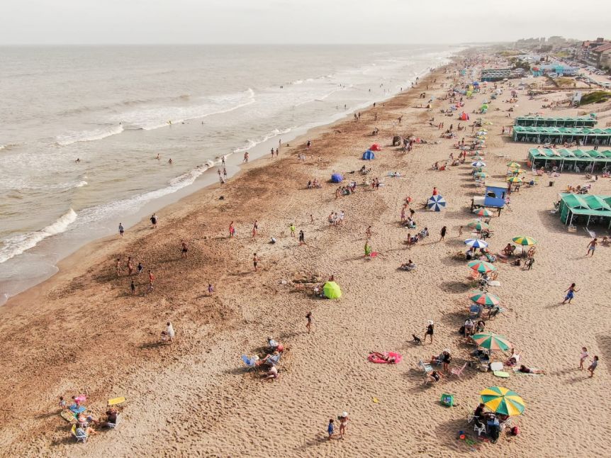 Los balnearios bonaerenses recibieron unos 900 mil turistas en la primera quincena de enero