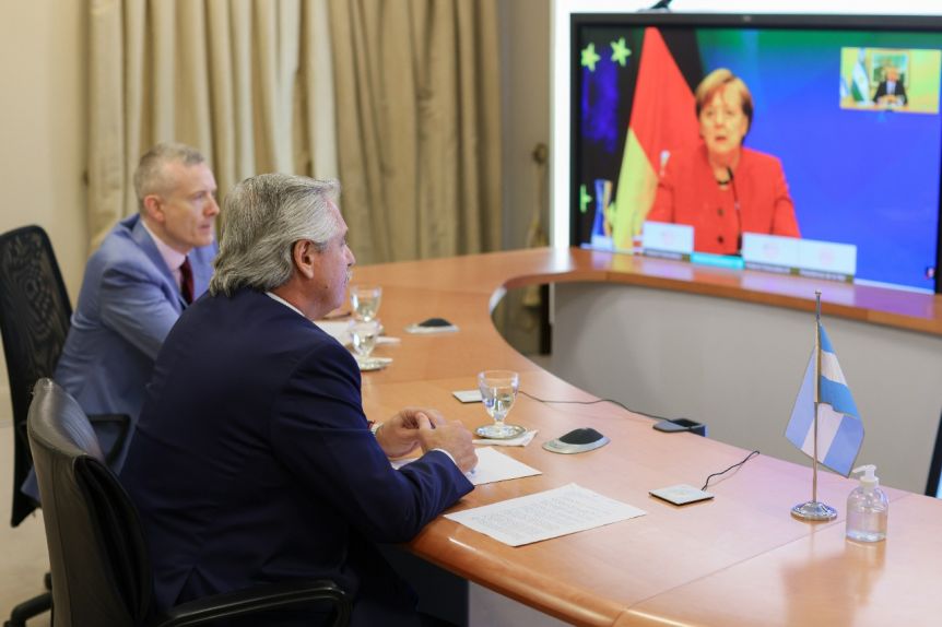 Alberto le pidió apoyo a Merkel ante el FMI y el Club de París