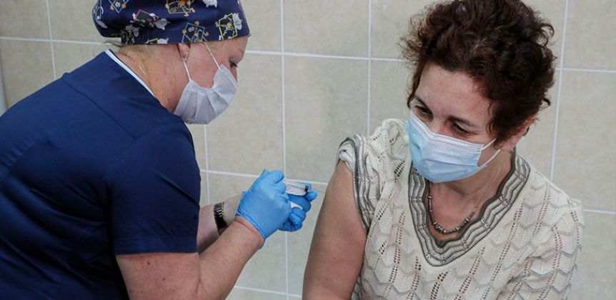 Denuncian que vacunan en locales kirchneristas en vez de centros de salud