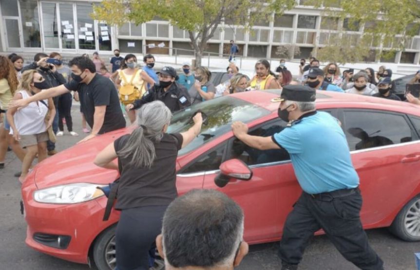 Trotta se fue de Chubut entre empujones y Arcioni repudió el accionar de los gremios